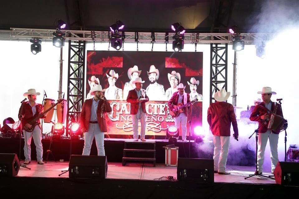 Hasta cuatro grupos musicales arribaron al lugar a bordo de autobuses para amenizar la fiesta.