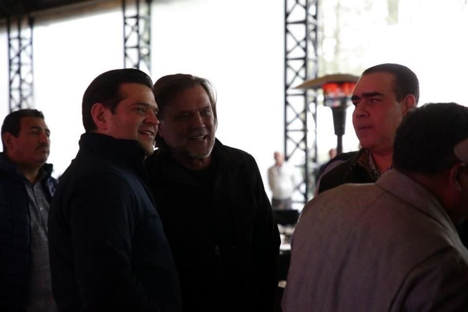 El Secretario de Enlace Legislativo del CEN del PRI, Francisco Cienfuegos, con el actor René Strickler, y el diputado Heriberto Treviño.