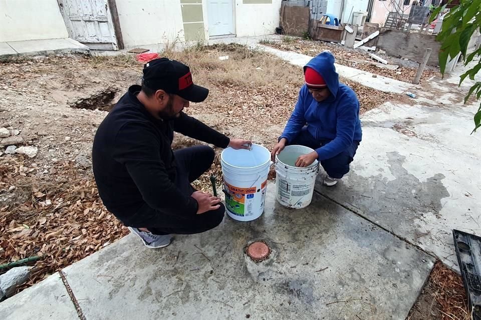 Según Agua y Drenaje de Monterrey, la falta de agua en ese sector obedece a una falla en un transformador de corriente en una de las plantas de bombeo de El Cuchillo.