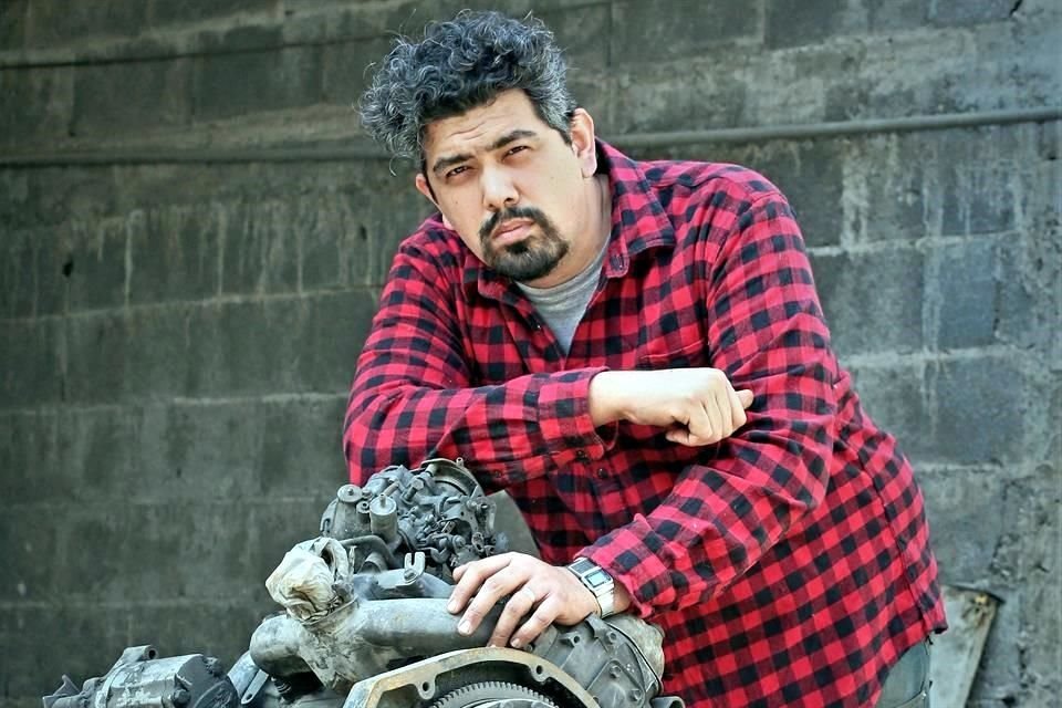 Alejandro Vázquez Ortiz es autor de las novelas El emisario o la lección de los animales y El corredor o las almas que lleva el diablo.