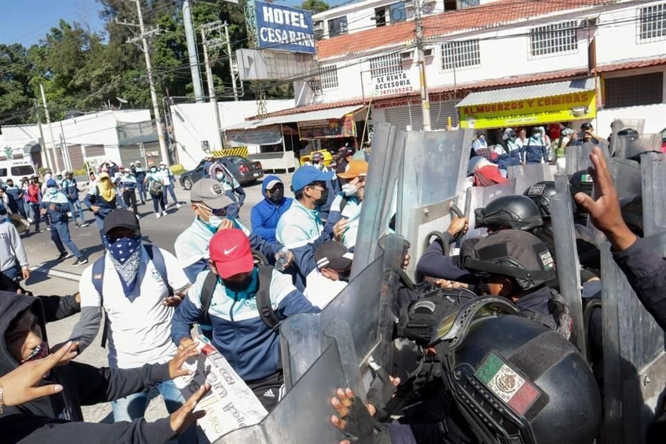 Estudiantes exigían plazas docentes y maestros el pago de adeudos.