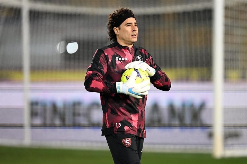 Guillermo Ochoa celebró su primer triunfo en la Serie A.