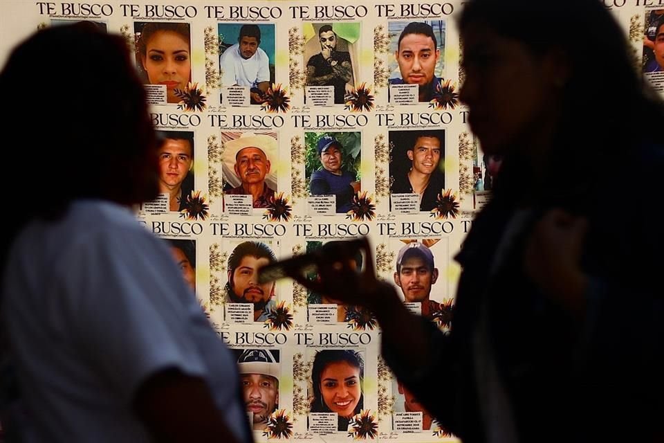 En el lugar familias colocaron pancartas con los rostros y nombres de sus seres queridos a quienes buscan por todo el País.