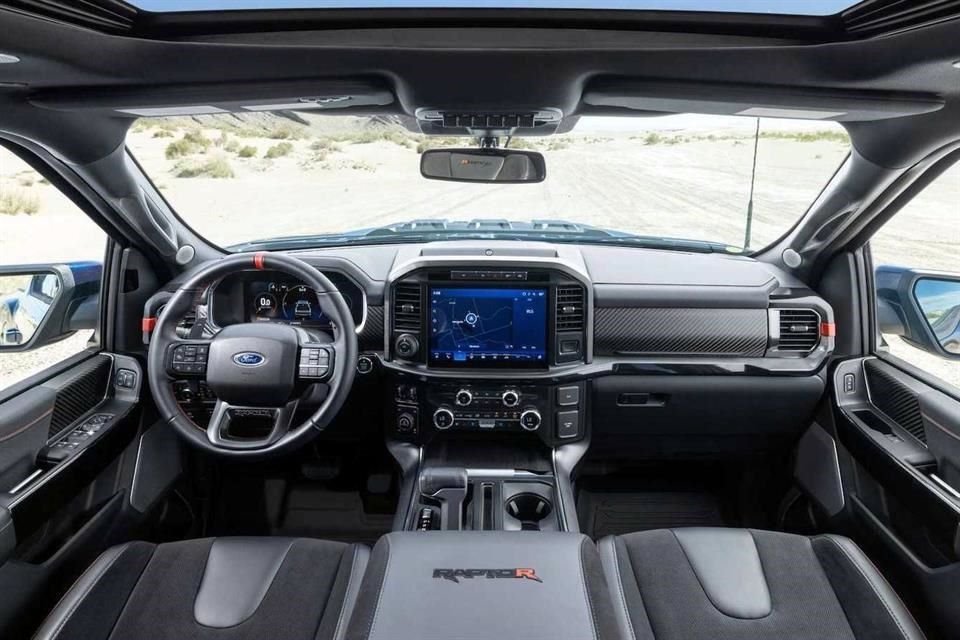 El volante forrado en piel integra paletas de cambios de velocidad