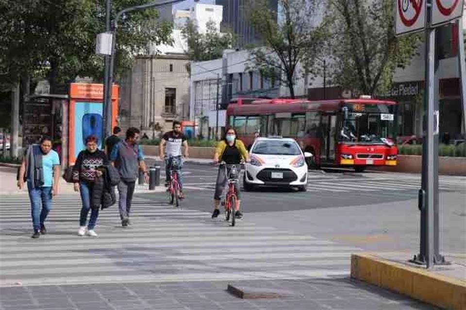 Solamente uno de los tres carriles existentes cuenta con señalización para darle prioridad al ciclista, sin embargo, esto no constituye una vía exclusiva ni una ciclovía.