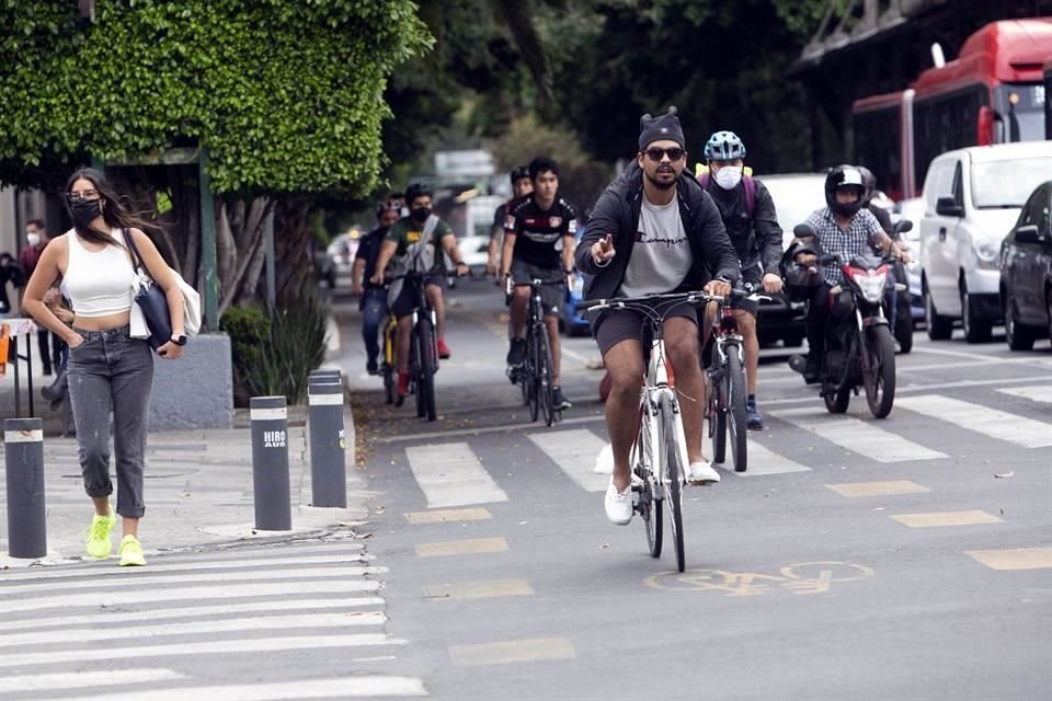 Día y noche, sobre Insurgentes, siempre hay ciclistas rodando en una ciclovía emergente que hoy cumple su primer aniversario.