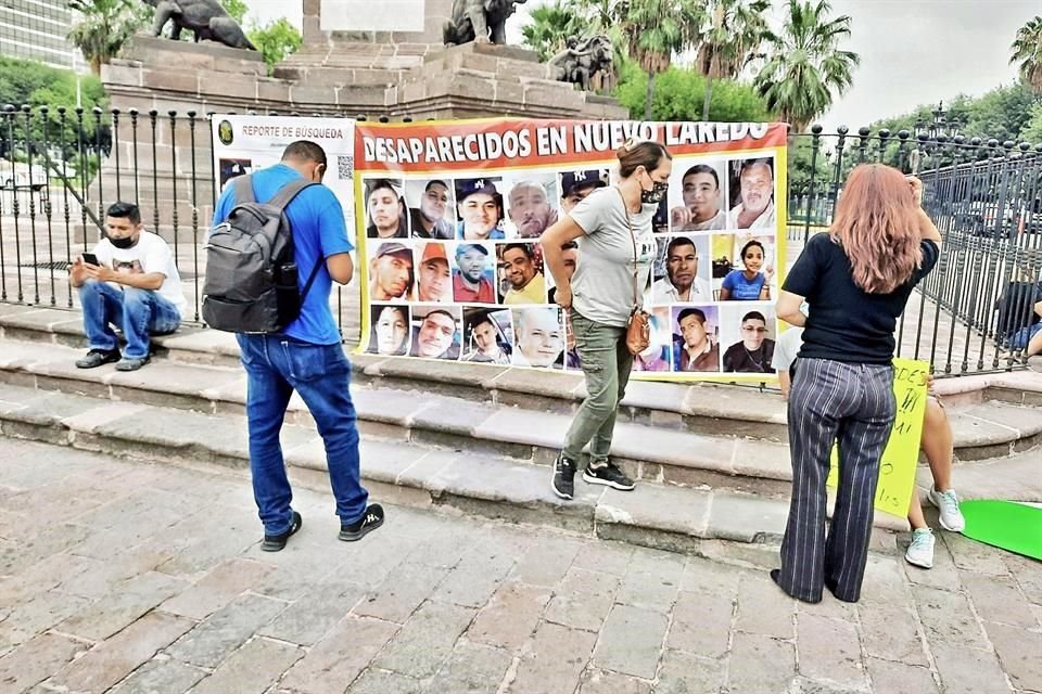 Decenas de familiares de desaparecidos en la carretera y autopista a Nuevo Laredo realizaron ayer un plantón frente a Palacio de Gobierno para pedir apoyo al Estado.