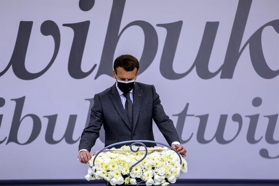 Macron depositó una ofrenda de flores en el Memorial, donde aceptó la responsabilidad de Francia.