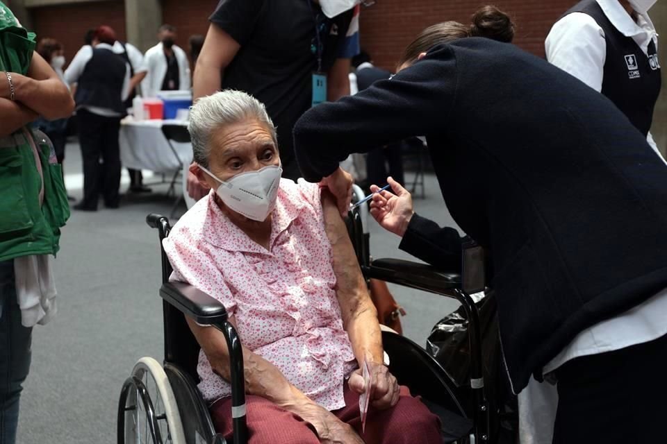 La Secretaría de Salud capitalina informó que la vacunación en mayores de 60 años disminuyó tras la aplicación de la vacuna.