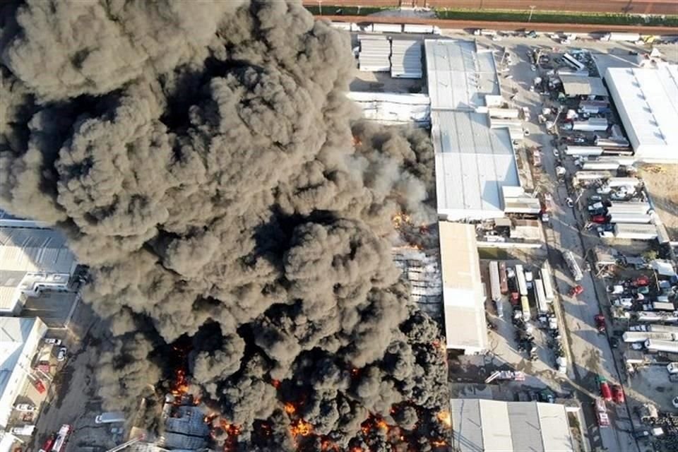 El incendio se originó esta madrugada en la zona industrial de Tijuana.