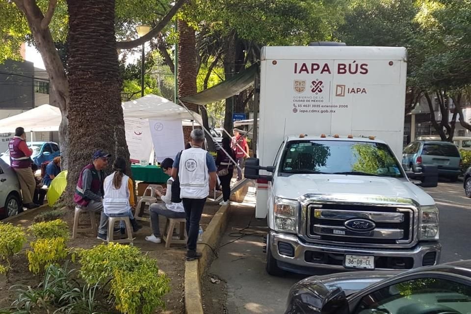 El IAPAbús arrancó el programa de atención a adicciones ayer, en el camellón de Obrero Mundial.