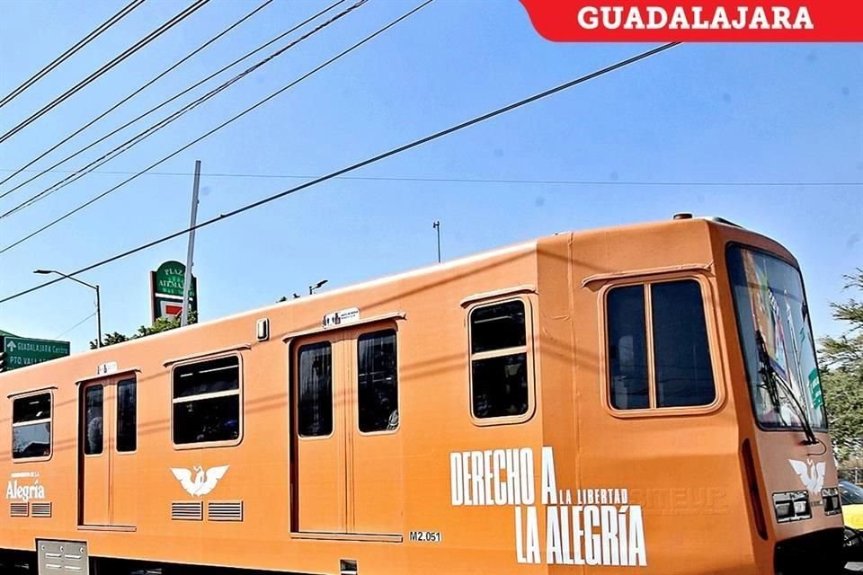 Vagones y estaciones del Metro en Monterrey lucen el color y logos de Movimiento Ciudadano, igual que en Jalisco, Estado también gobernado por ese partido.