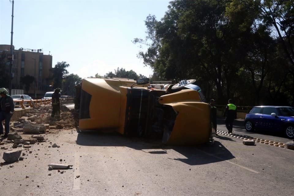 El conductor del tráiler que transportaba cascajo perdió el control en la Colonia Peralvillo.