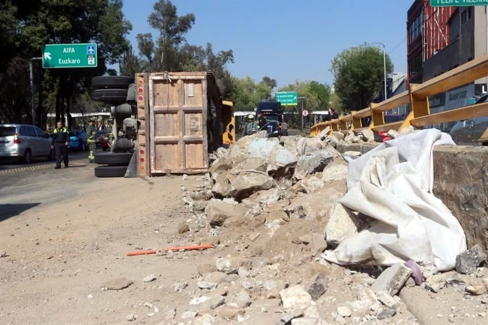 El conductor del tráiler que transportaba cascajo perdió el control en la Colonia Peralvillo.