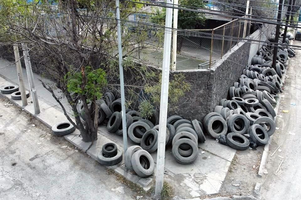 Justo frente al megabache, por lo menos 200 llantas invaden la banqueta.
