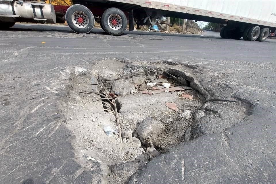 Un pozo de unos 2 metros de ancho afecta a vehículos en el cruce de Los Ángeles y Servicio Postal.