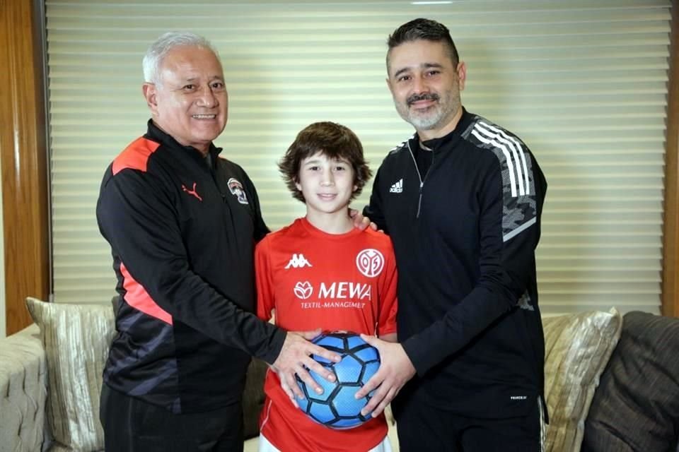 Héctor, de 12 años, con su papá y su abuelo, todos del mismo nombre.