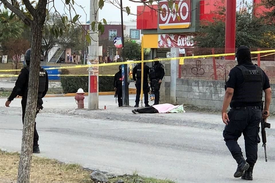 La mujer identificada como Tania Ireli Ayala Castillo, de 25 años, fue asesinada cuando esperaba el camión en compañía de su madre.