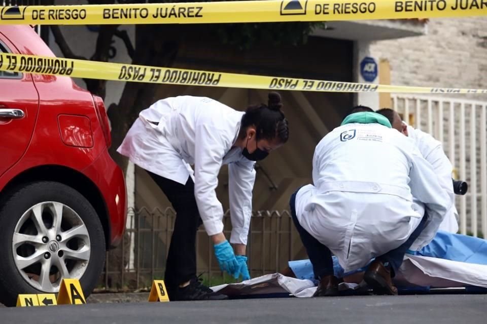 La joven caminaba por la calle Palenque, en la Colonia Narvarte, cuando una camioneta color blanco, la impactó lesionándola de muerte.