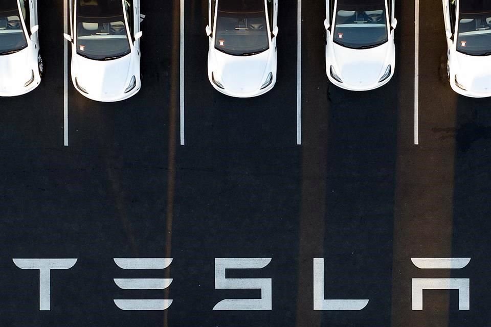 Tesla enfrenta ya numerosas investigaciones de la NHTSA debido a problemas con sus programas de conducción autónoma Autopilot y Full Self-Driving.