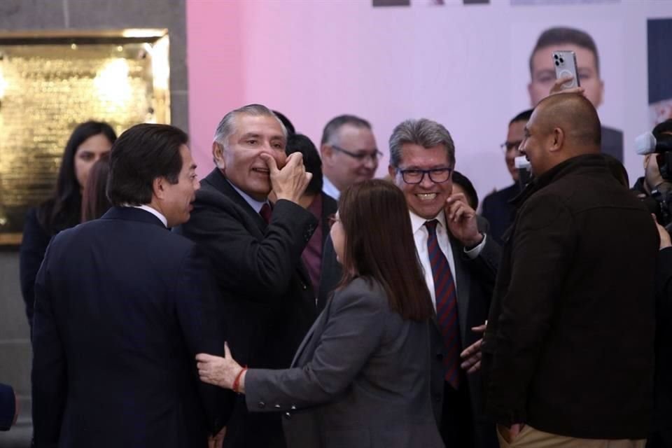El Secretario de Gobernación acudió a la plenaria de senadores de Morena.