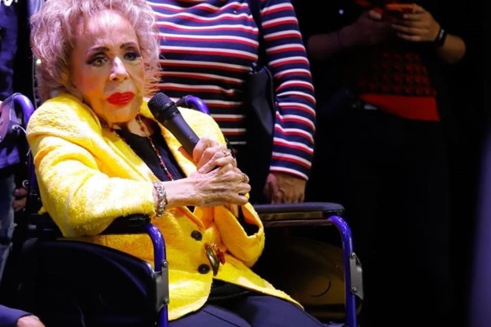 La actriz Silvia Pinal se mostró contenta y lúcida durante la inauguración del Nuevo Teatro Versalles, en la CDMX.