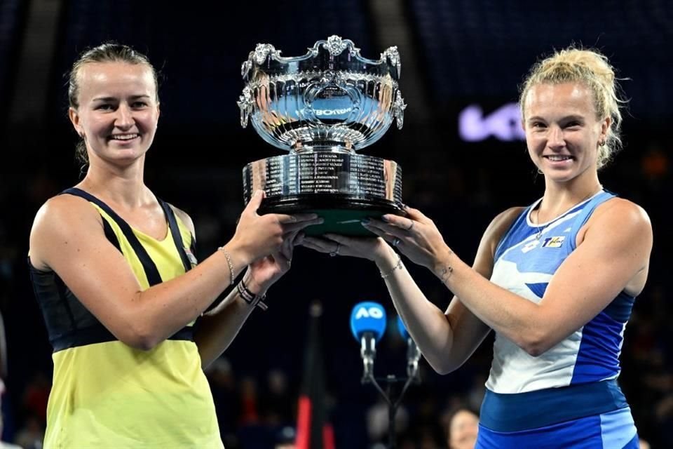 Katerina Siniakova (der.) viene de conquistar el título de dobles del Abierto de Australia junto a Barbora Krejcikova (izq.).