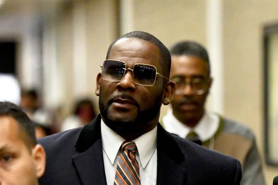 Aunque fue absuelto por supuesto abuso sexual en Chicago, el cantante R. Kelly fue condenado a 30 años en una cárcel en NY.