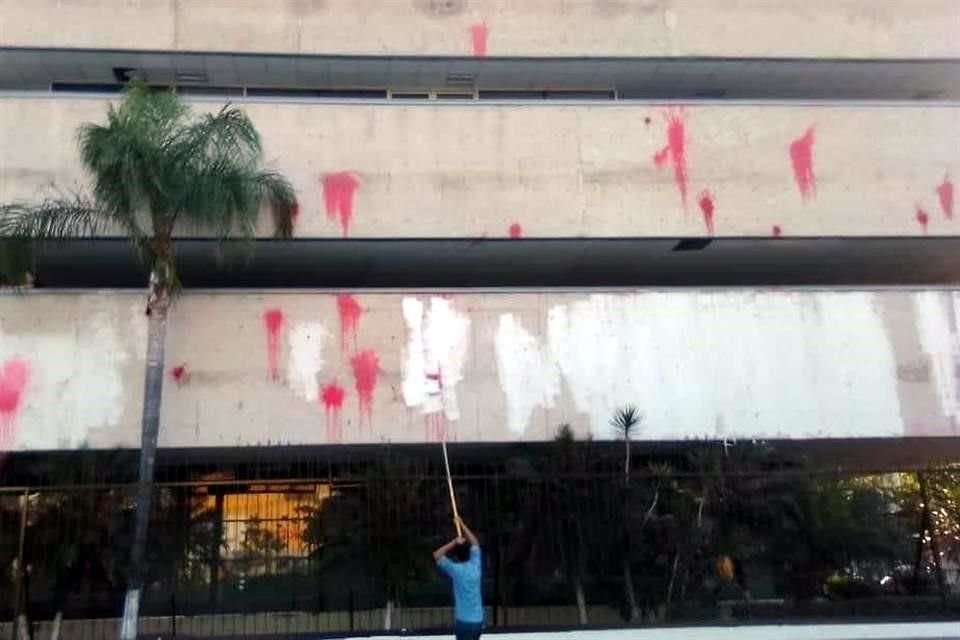 La fachada del Palacio de Gobierno de Chiapas fue vandalizada esta madrugada por sujetos encapuchados que fueron identificados como normalistas.