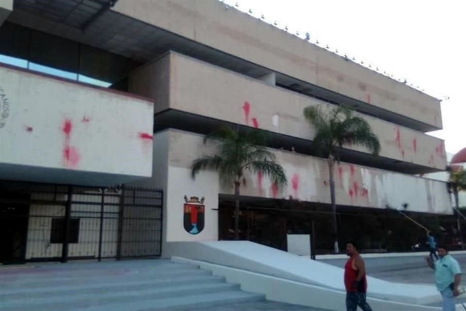 La fachada del Palacio de Gobierno de Chiapas fue vandalizada esta madrugada por sujetos encapuchados que fueron identificados como normalistas.