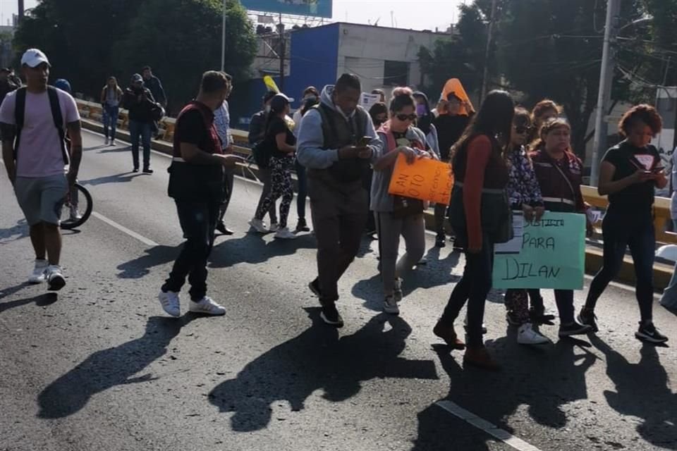 Manifestantes bloquean el cruce de Circuito Interior y Calzada México-Tacuba, por la desaparición de Dilan, un estudiante de secundaria, de 13 años de edad.