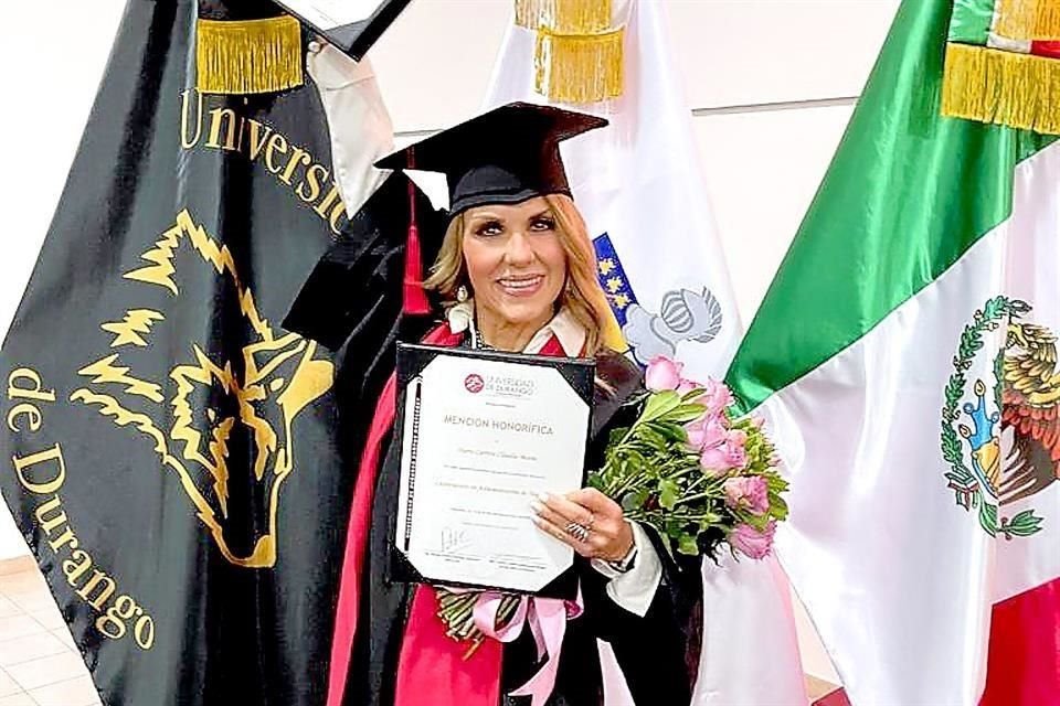 La que está feliz y orgullosa por un nuevo logro en su vida es Claudia Ibarra. Ella se graduó de la carrera de Administración de Negocios, en la Universidad de Durango, Campus Monterrey.