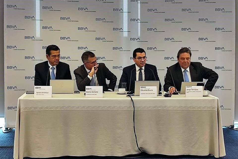 Eduardo Osuna, director general de BBVA México (tercero de izquierda a derecha).