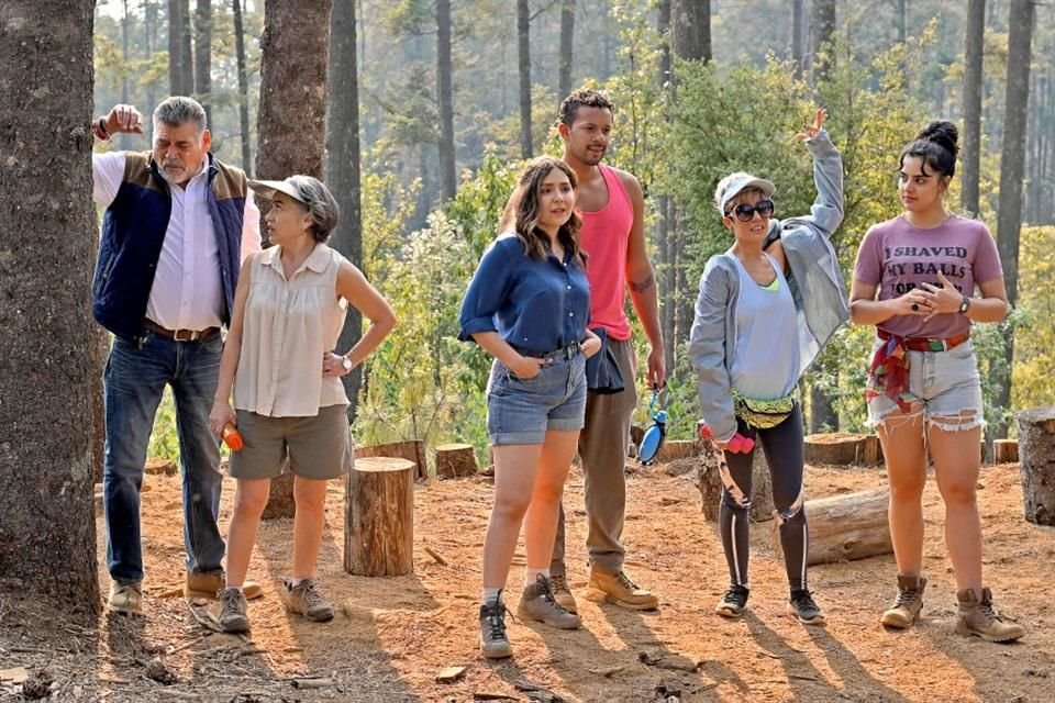 El filme 'Atrapadas en Familia', de Alonso Íñiguez, expone los conflictos de tres parejas por estereotipos y apariencias.