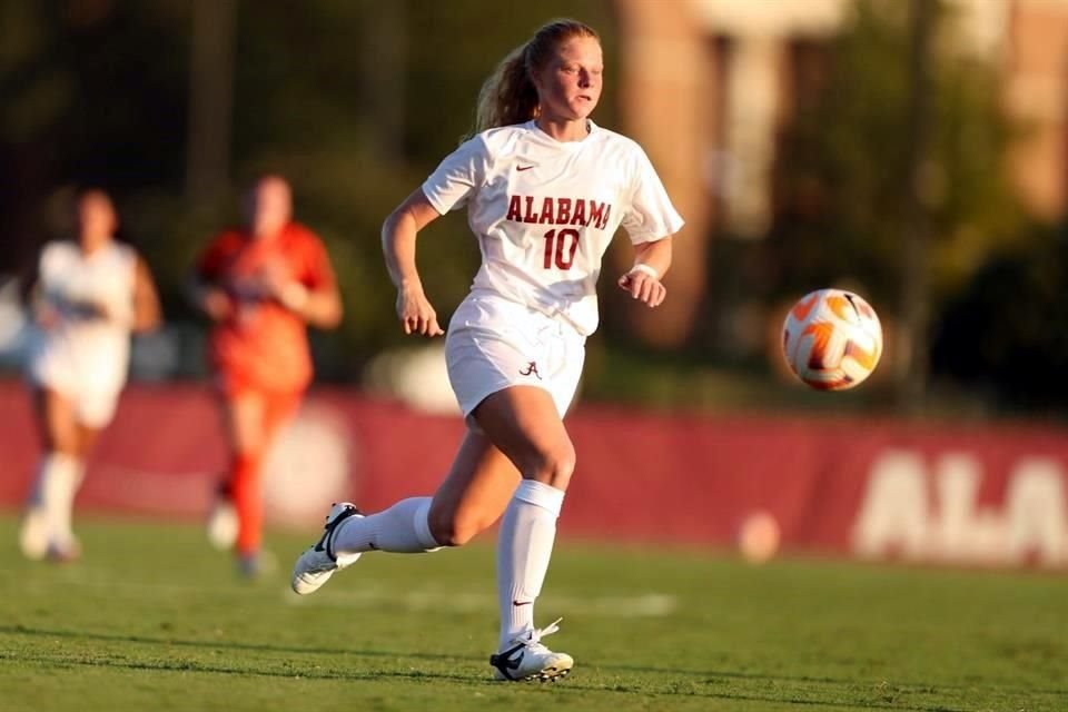 Riley Parker viene a Tigres Femenil.