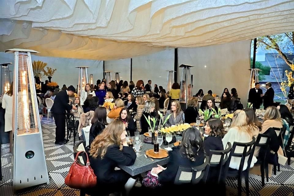 Familiares y amigas acompañaron a la novia en ese momento tan especial.