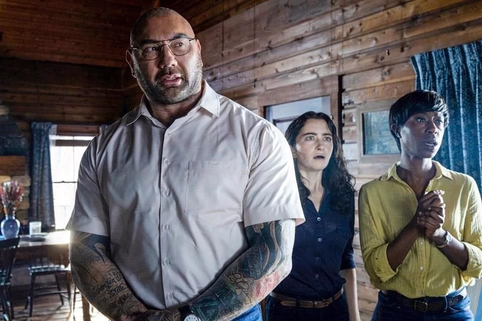 Una de las películas de terror más esperadas, del director M. Night Shyamalan, 'Llaman a la Puerta', llegó esta semana a los cines.