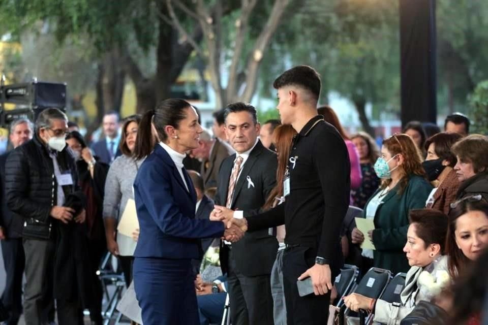 Claudia Sheinbaum ofreció una disculpa pública a familiares de víctimas que murieron tras el desplome del Colegio Rébsamen en sismo de 2017.