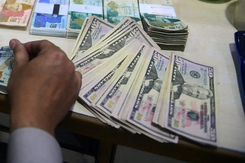 El dólar hoy estaría en 15.41 pesos y no en los 17.12 del cierre de ayer, de acuerdo con cálculo de tipo de cambio que considera inflación.