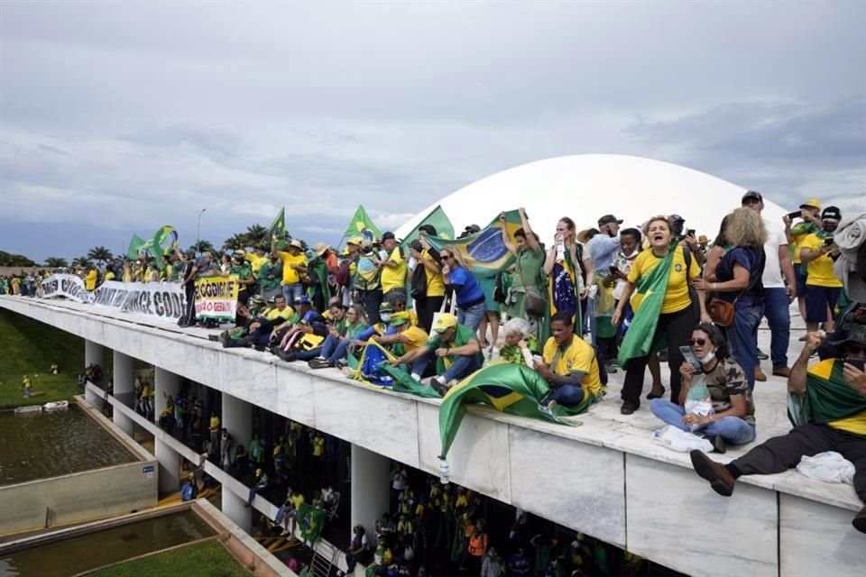 Simpatizantes de Bolsonaro tomaron sedes de Gobierno como protestas contra Lula da Silva.