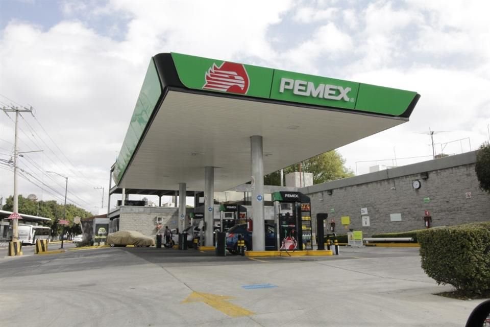 En el 2023, Pemex registró una producción promedio de 252 mil 400 mil barriles diarios de gasolinas, mientras que en 2022 se produjeron 271 mil barriles diarios.