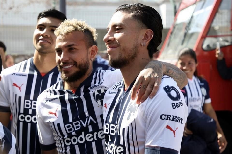 Observa las imágenes de la foto oficial de Rayados, Rayadas y Raya2.