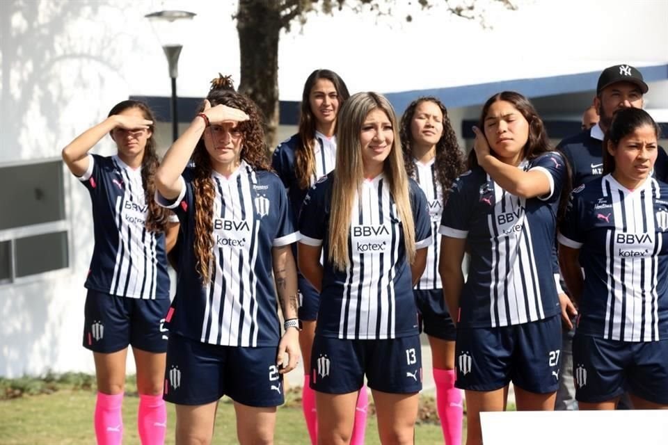 Observa las imágenes de la foto oficial de Rayados, Rayadas y Raya2.