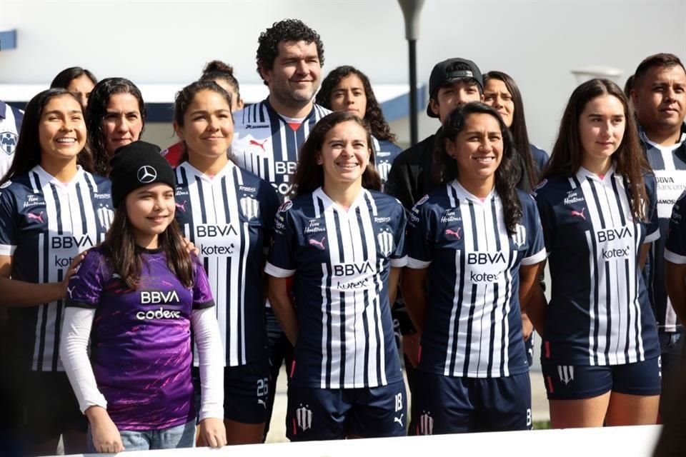 Observa las imágenes de la foto oficial de Rayados, Rayadas y Raya2.