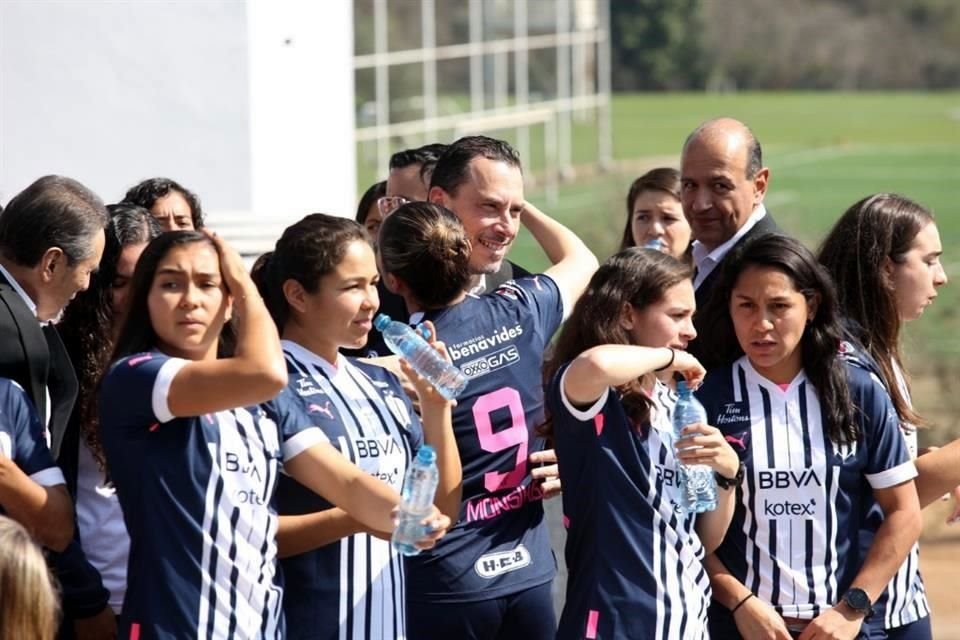 Observa las imágenes de la foto oficial de Rayados, Rayadas y Raya2.