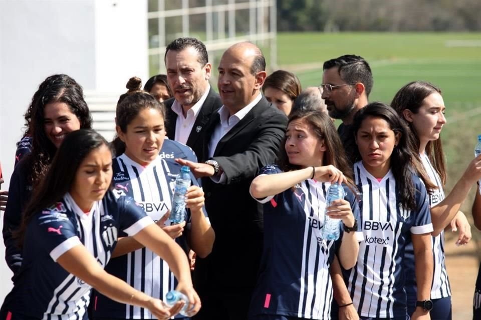 Observa las imágenes de la foto oficial de Rayados, Rayadas y Raya2.