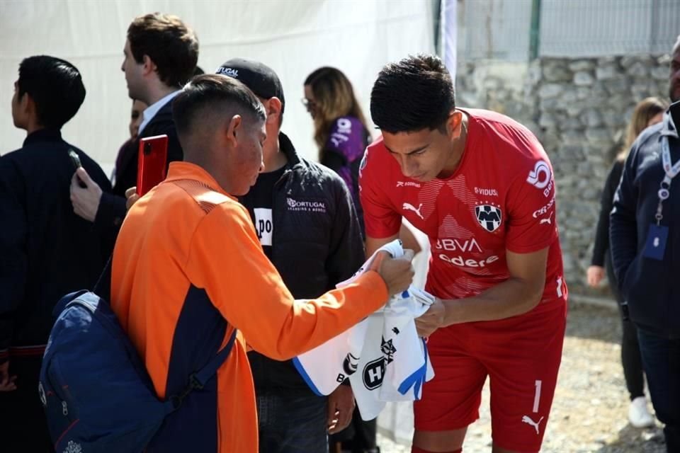 Observa las imágenes de la foto oficial de Rayados, Rayadas y Raya2.