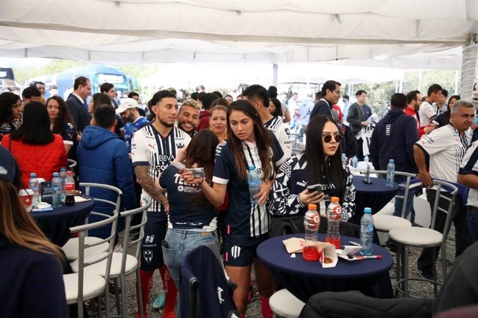 Observa las imágenes de la foto oficial de Rayados, Rayadas y Raya2.