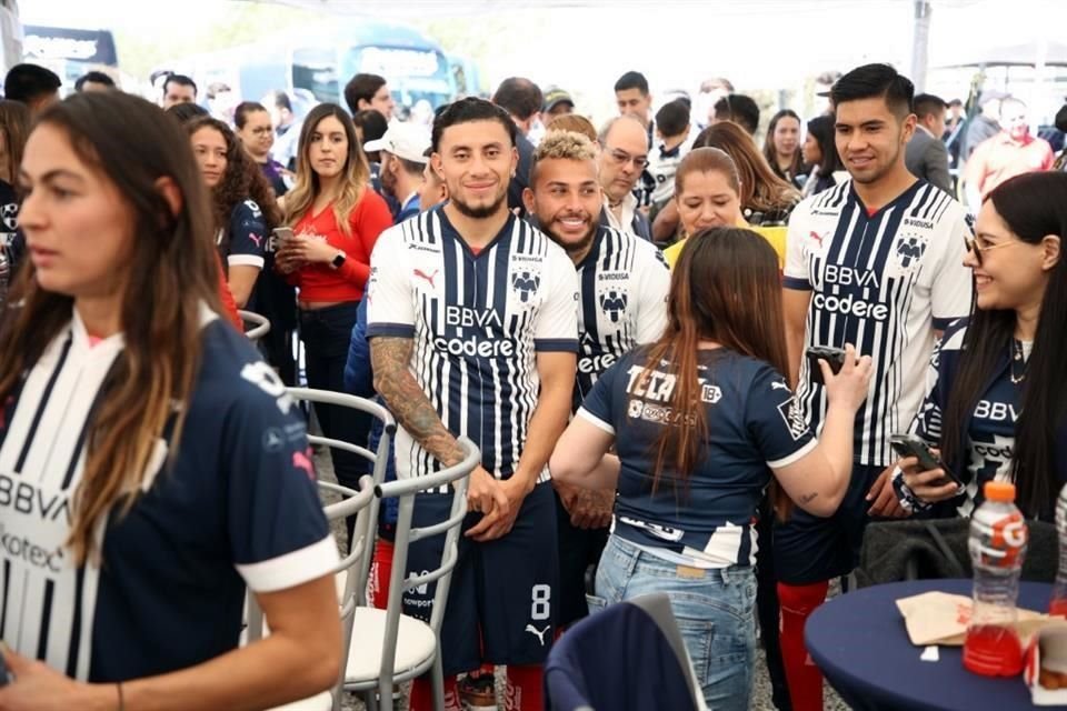 Observa las imágenes de la foto oficial de Rayados, Rayadas y Raya2.