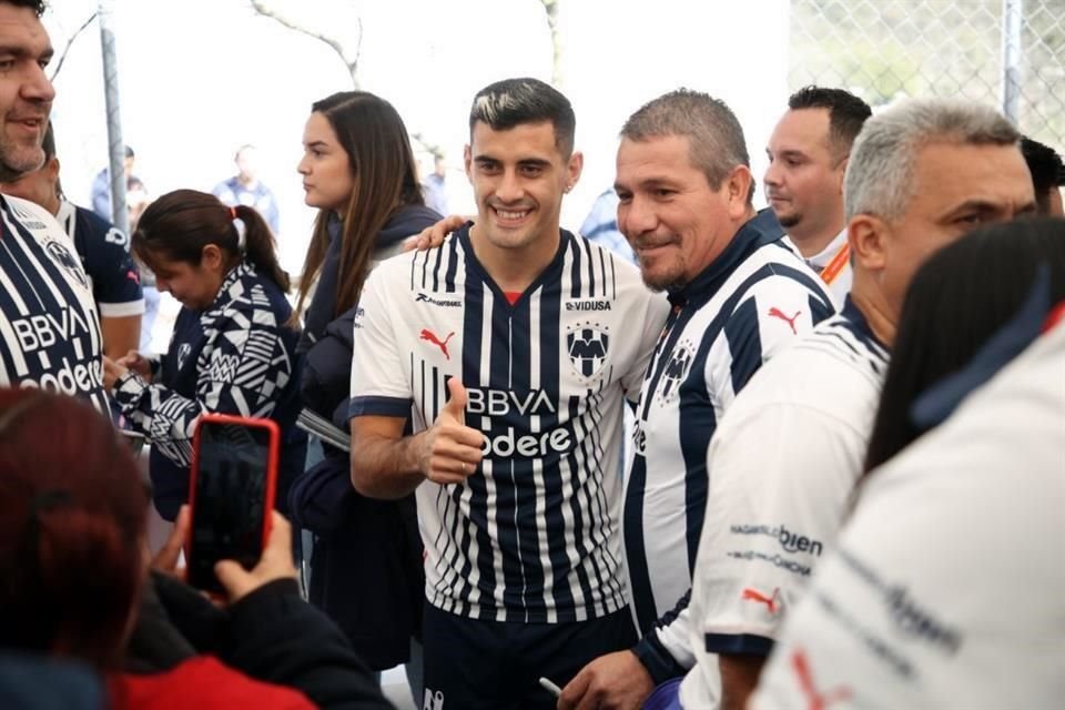 Observa las imágenes de la foto oficial de Rayados, Rayadas y Raya2.